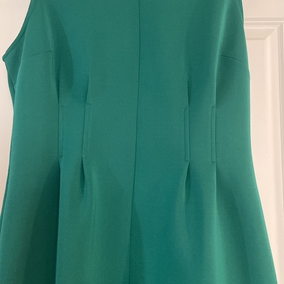 Curve fitting green midi dress. - Picture 3 of 5